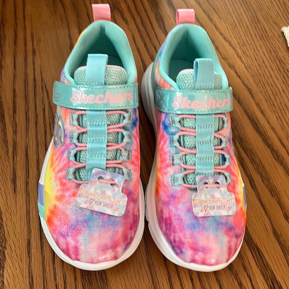 New in box girls size 1 Sketchers sneakers